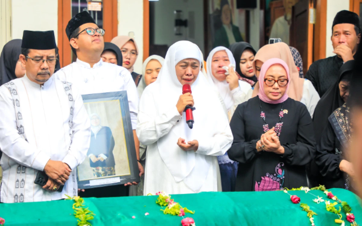 Thumbnail Berita - Penuh Haru! Menteri PPPA dan Gubernur Khofifah Melepas Jenazah Fentin Istifaiyah Menuju Peristirahatan Terakhir