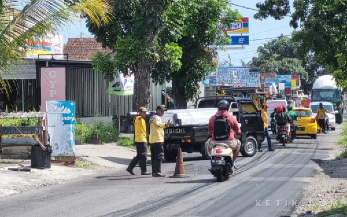 Thumbnail Berita - Gali Lubang Tutup Aspal: Strategi DPUPKP Sleman Wujudkan "Dalane Alus" Jalan Kabupaten
