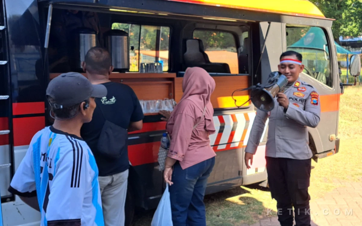 Thumbnail Berita - Satbinmas Polres Situbondo Bagikan 200 Cangkir Kopi Gratis di Piala Soeratin U-17