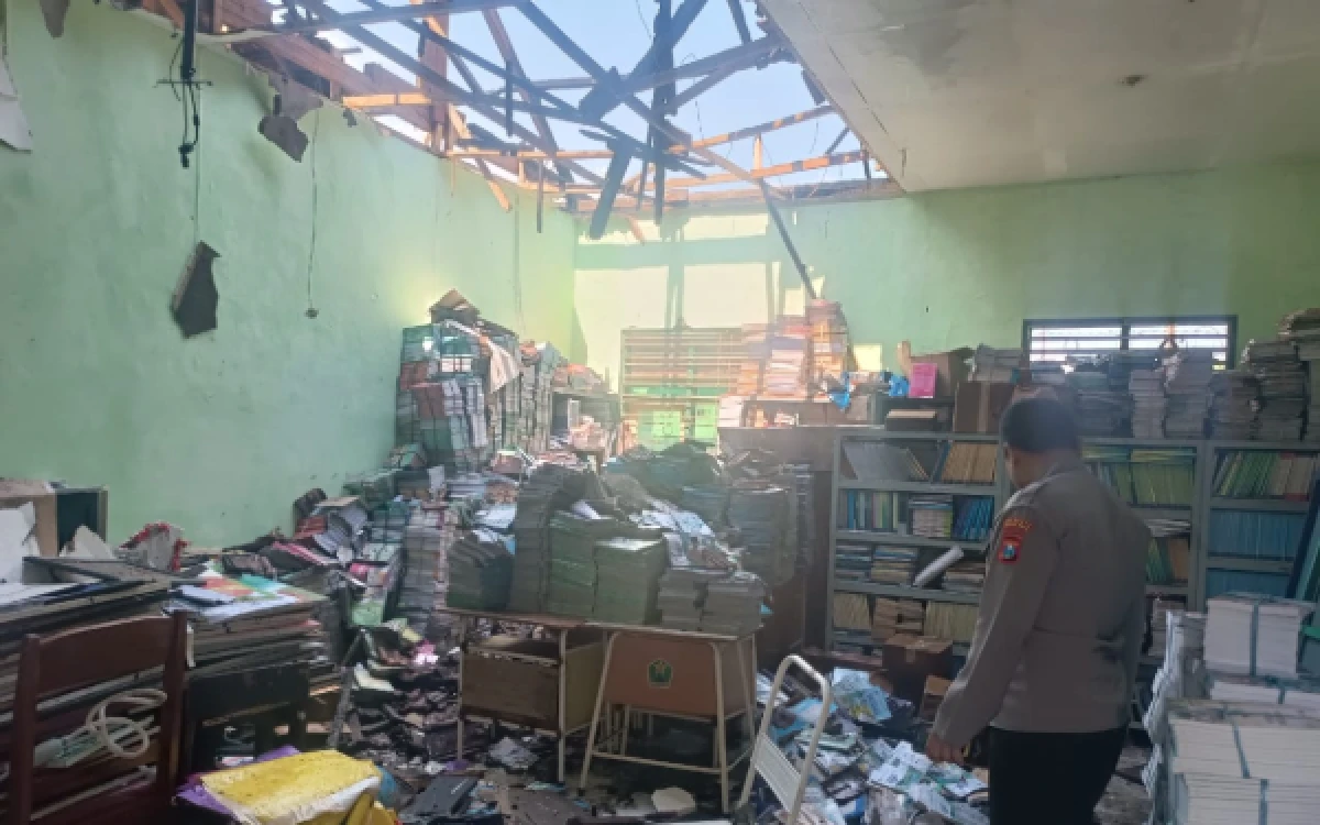 Thumbnail Berita - SMPN 7 Malang Kebakaran, Api Sambar Perpustakaan Sekolah