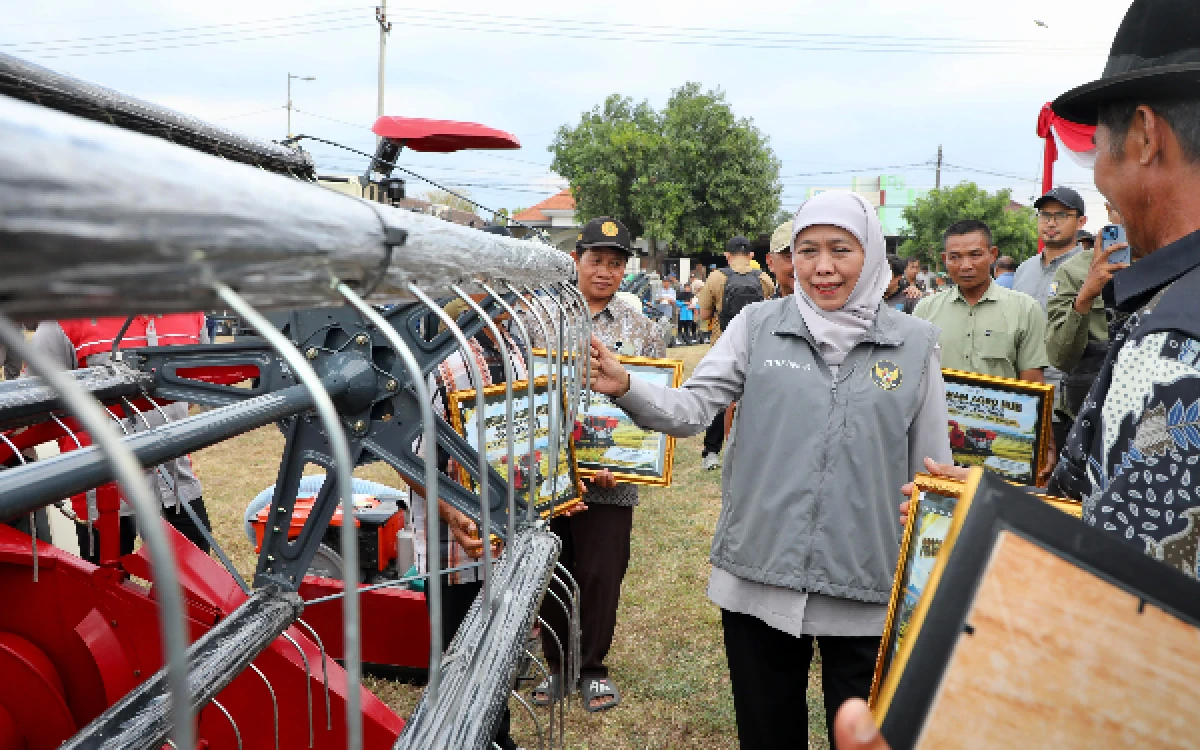 Thumbnail Berita - Sambut Hari Jadi ke-81 Jatim, Gubernur Khofifah Salurkan Alsintan untuk Tingkatkan Produktivitas Petani Mojokerto