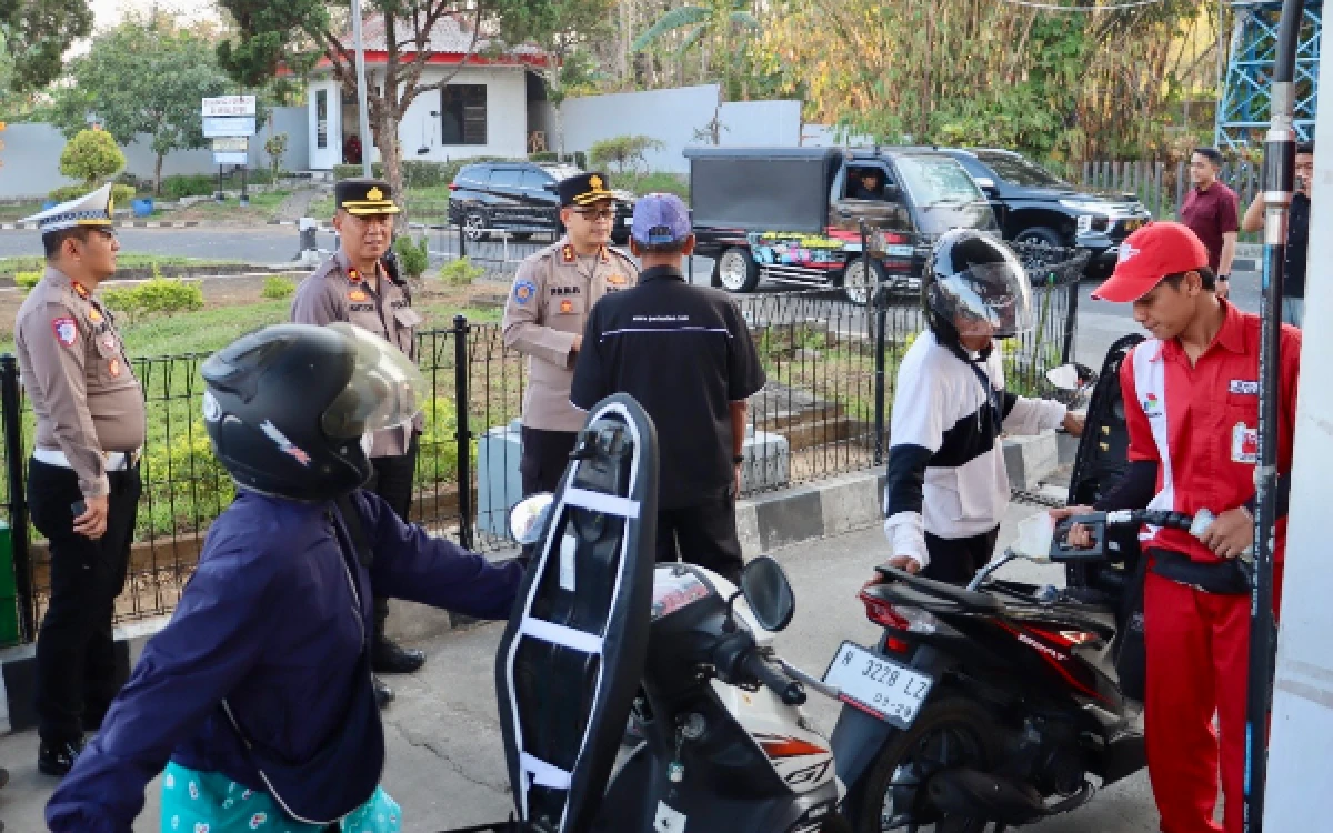 Thumbnail Berita - Antisipasi Panic Buying, Kapolres Batu AKBP Panji Turun Langsung Cek Stok di Belasan SPBU