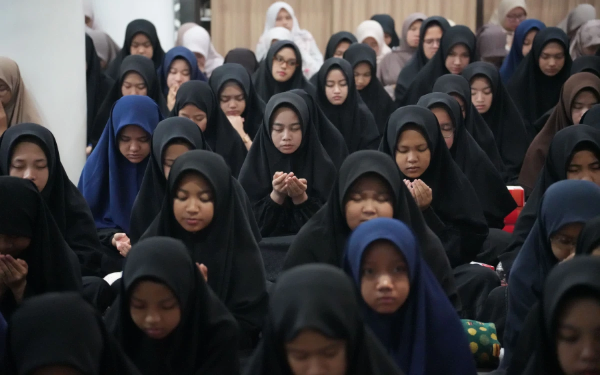 Foto Para santri Thursina IIBS mengikuti kegiatan Tabligh Akbar dengan khidmat. (Foto: Thursina IIBS)