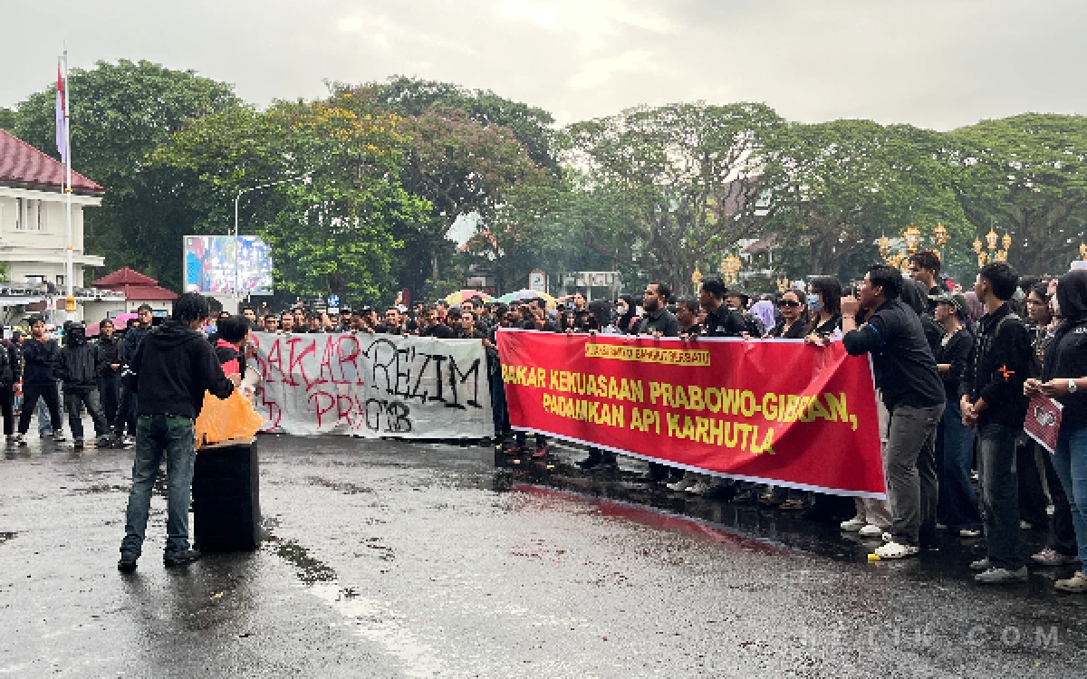 Thumbnail Berita - Dari Karhutla hingga MBG, Ini 6 Tuntutan Mahasiswa yang Menggema di DPRD Kota Malang