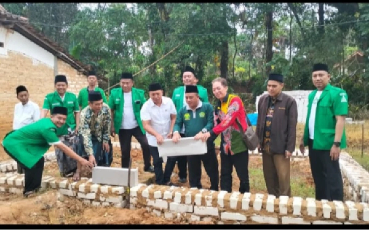 Thumbnail Berita - Turun Tangan, Kepala Kemenag Sumenep Letakkan Batu Pertama Bedah Rumah PAC Ansor Lenteng