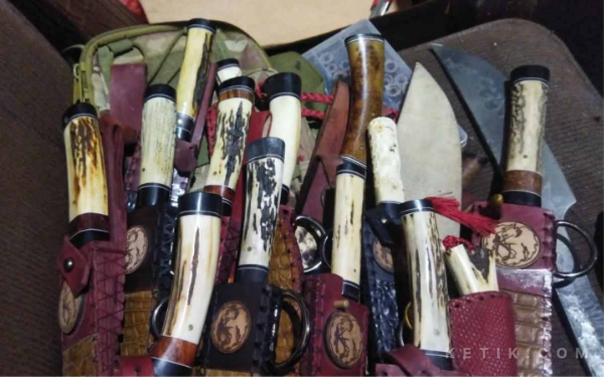 Foto Deretan koleksi pisau yang didominasi oleh penggunaan gagang tanduk rusa. Material tanduk dipilih bukan sekadar untuk keindahan, melainkan karena keunggulannya yang antislip dan tetap stabil saat digenggam dalam kondisi tangan yang basah atau berlemak. (Foto: Haryadi for Ketik.com)