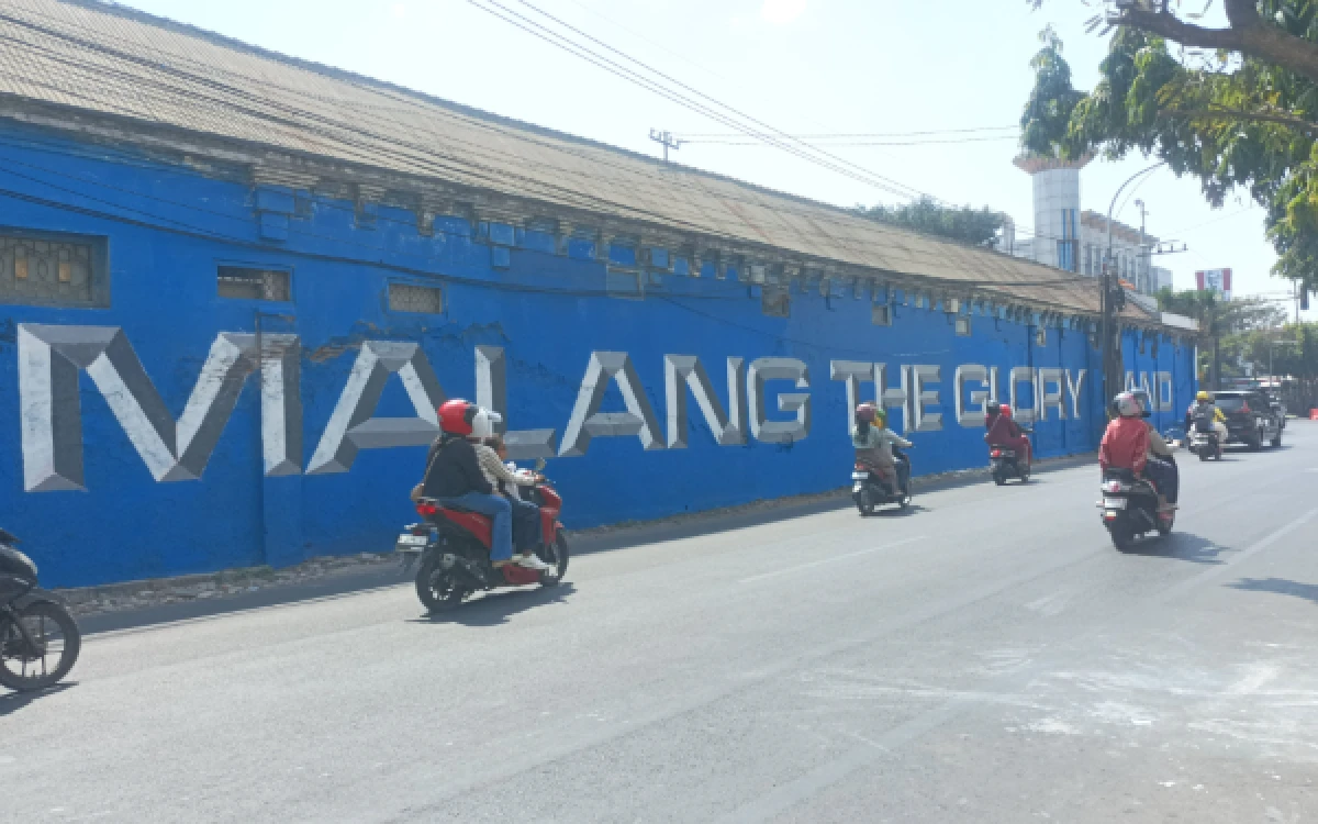 Thumbnail Berita - Sempat Ditimpa, Mural Ikonik Malang The Glory Land Rampung Digambar Ulang
