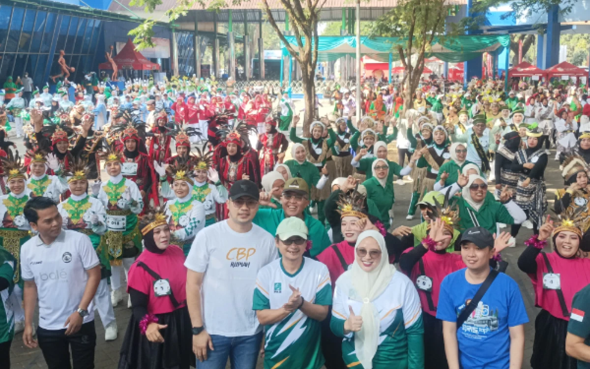 Foto Sekjen DPP PKB, Hasanuddin Wahid (tengah, memakai topi putih) didampingi Ketua DPC PKB Kota Malang, Hikmah Bafaqih saat ikut senam bersama dengan para peserta dalam ajang lomba senam kreasi "Haha-Hihi" di halaman GOR Ken Arok Kota Malang, Minggu, 23 Agustus 2026 (Foto : Kukuh/Ketik)