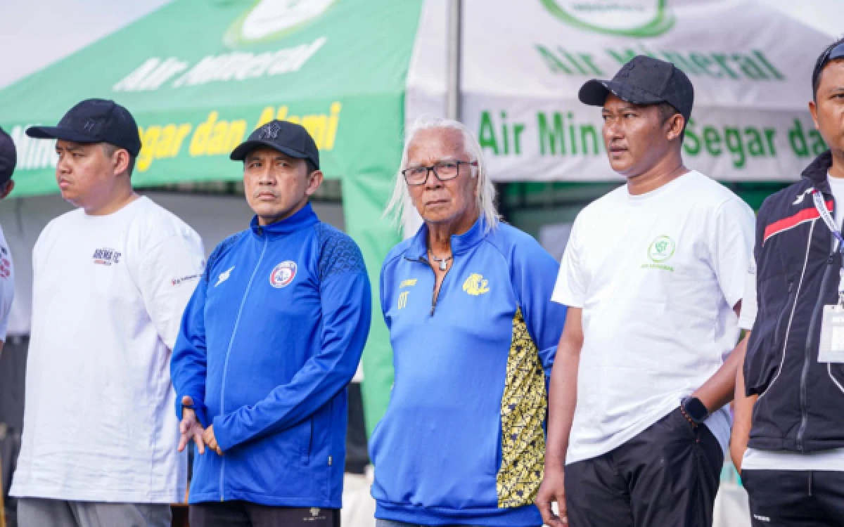 Foto Manajer Operasional Arema FC, Sudarmaji bersama Ovan Tobing hadir di akhir pertandingan Festival Sepak Bola Arema FC Grassroot 2026. (Foto: Media Officer Arema FC)