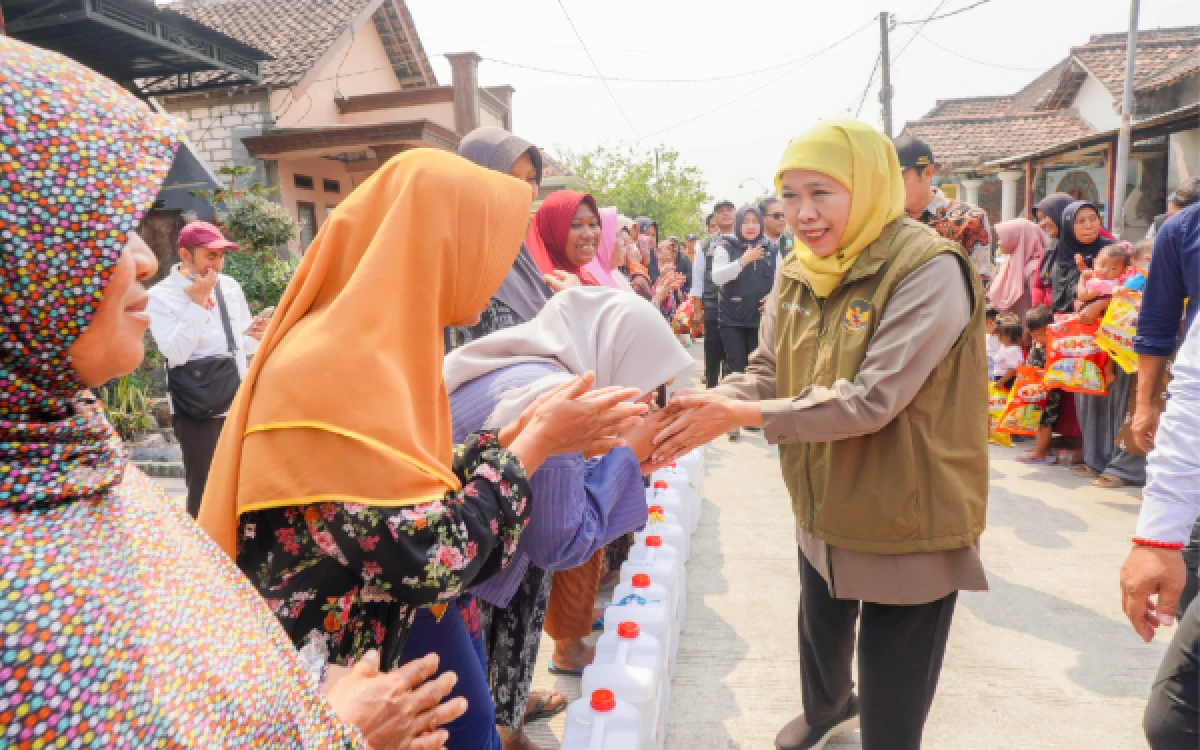 Thumbnail Berita - Hadapi Kekeringan, Gubernur Khofifah Salurkan Air Bersih dan Siapkan Pemetaan Sumber Air di Lamongan