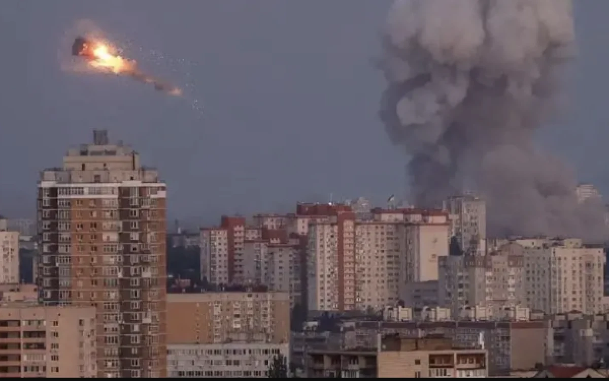 Thumbnail Berita - Eskalasi Perang Rusia Ukraina Meningkat, Kemlu Imbau WNI Tingkatkan Kewaspadaan