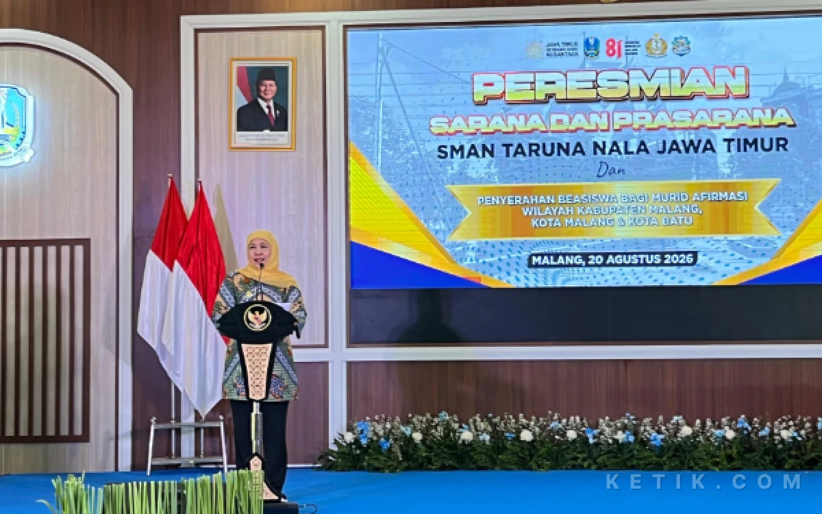 Foto Gubernur Khofifah menyebut pelengkapan sarana dan prasarana di SMA Taruna Nala sebagai penunjang tumbuh kembang siswa. (Foto: Lutfia/Ketik.com)