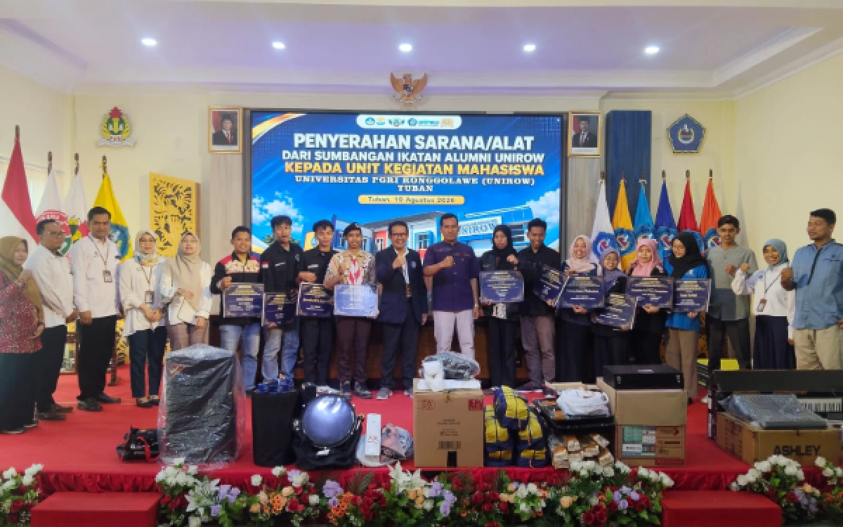 Thumbnail Berita - IKA Unirow Tuban Salurkan Bantuan Peralatan kepada 11 UKM, Dorong Mahasiswa Berprestasi