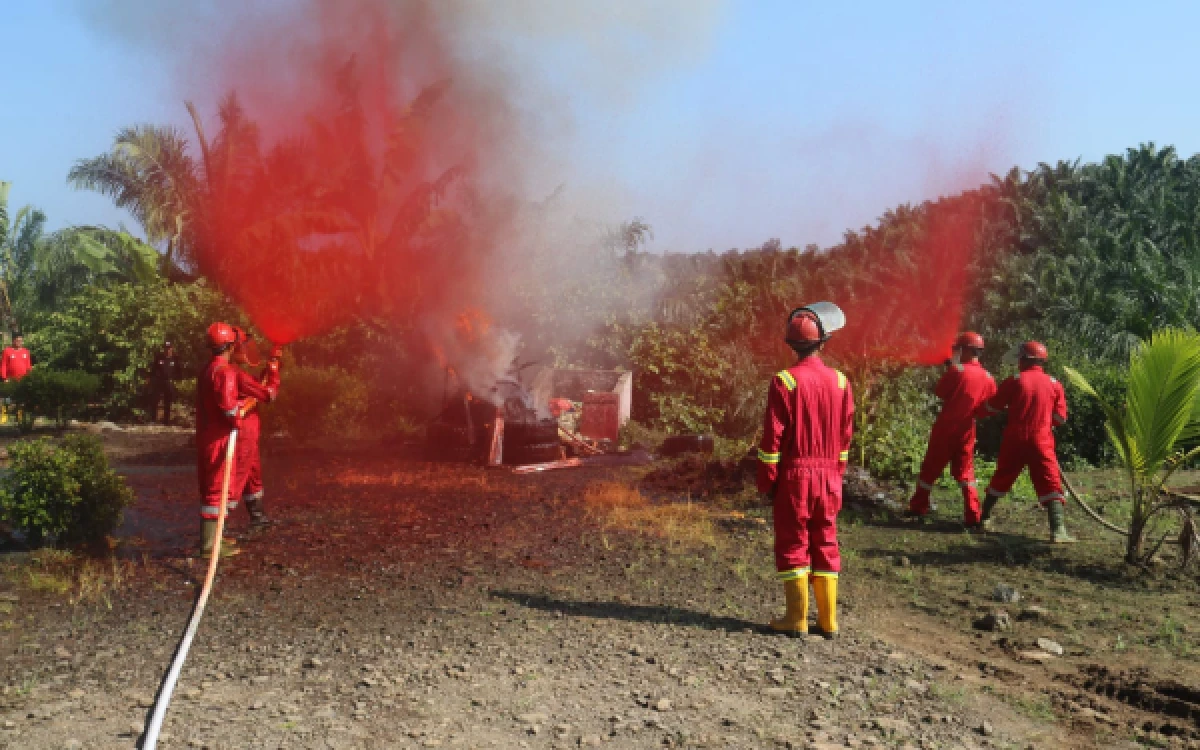 Thumbnail Berita - Perkuat Sinergi Pencegahan Karhutla, Manggala Agni Daops Sumatera XVI/Lahat Latih Regu Damkar PT Mutiara
