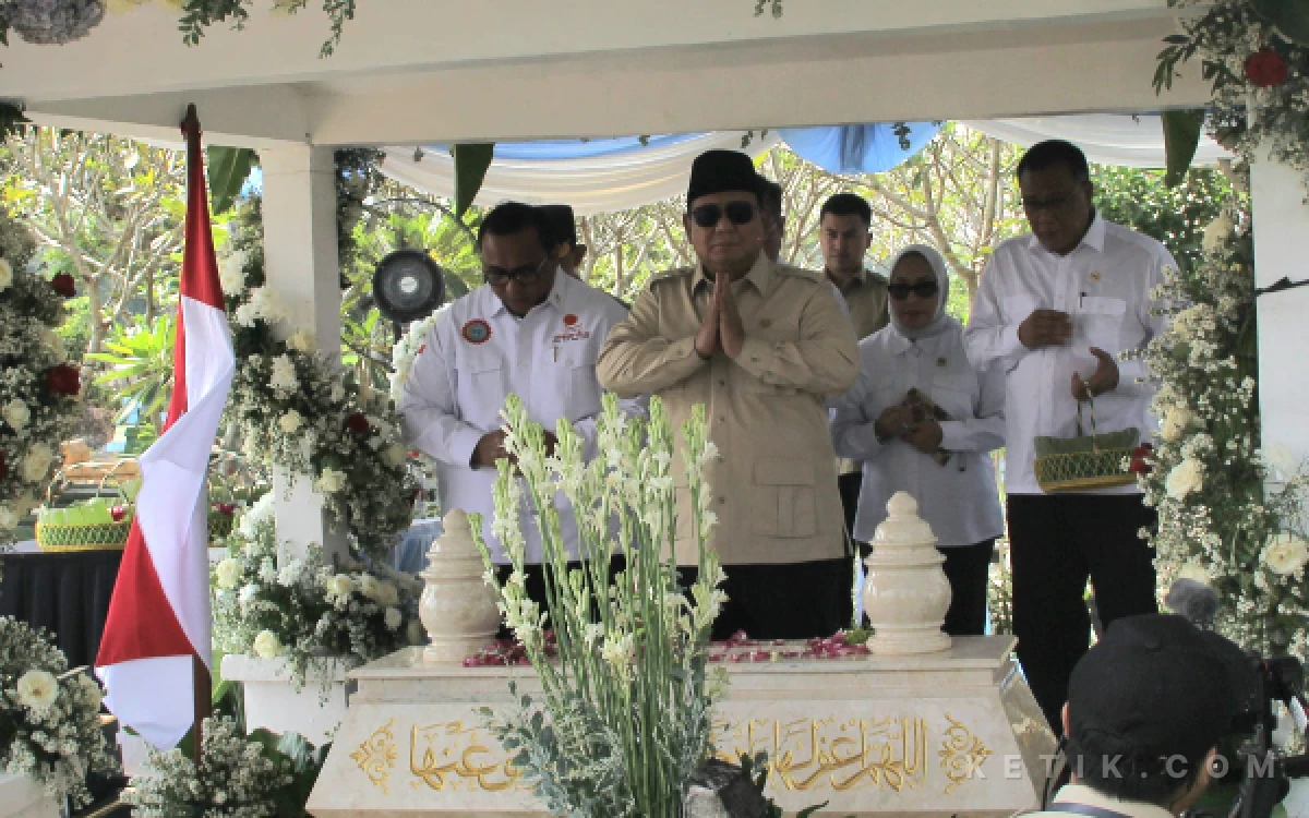 Thumbnail Berita - Berdoa dan Tabur Bunga, Presiden Prabowo Ziarah ke Makam Marsinah