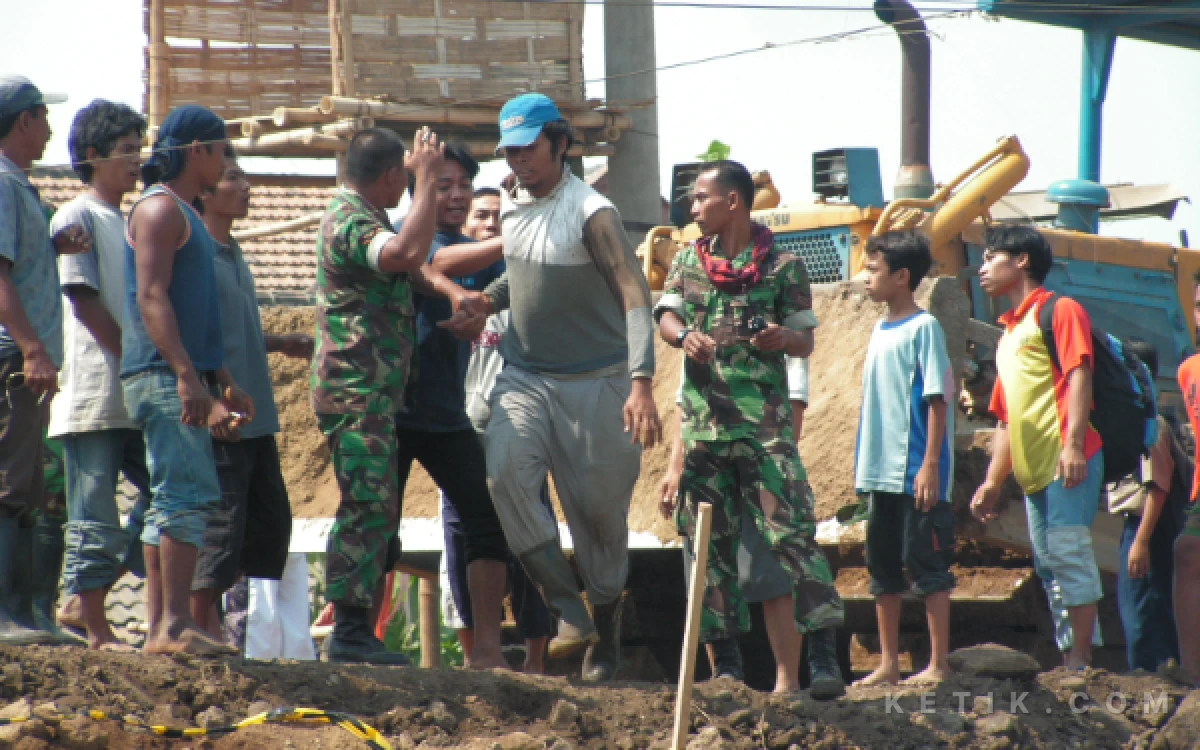 Foto Warga berselisih dengan sesama warga di atas setelah tanggul lumpur jebol di wilayah Siring dan Jatirejo. Mereka didamaikan oleh anggota TNI. (Foto: Dokumen Fathur Roziq)