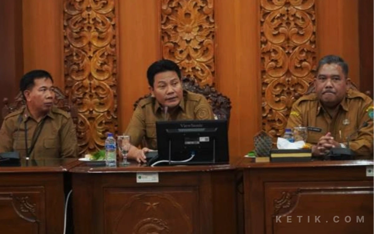 Foto Bupati Subandi memimpin rakor tentang pentingnya dukungan untuk Koperasi Desa Merah Putih di Sidoarjo dengan didampingi oleh Asisten 2 M. Bahrul Amig bersama Kepala Dinas Koperasi dan UMKM Sidoarjo Edi Kurniadi. Rapat berlangsung di Ops Room Kantor Pemkab Sidoarjo pada Senin (15 Juni 2026). (Foto: Kominfo Sidoarjo)