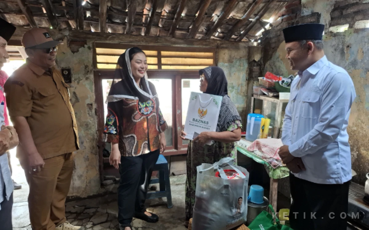 Thumbnail Berita - Bupati Paramitha Bersama Dinperwaskim dan Baznas Tinjau Langsung Penerima Manfaat RTLH