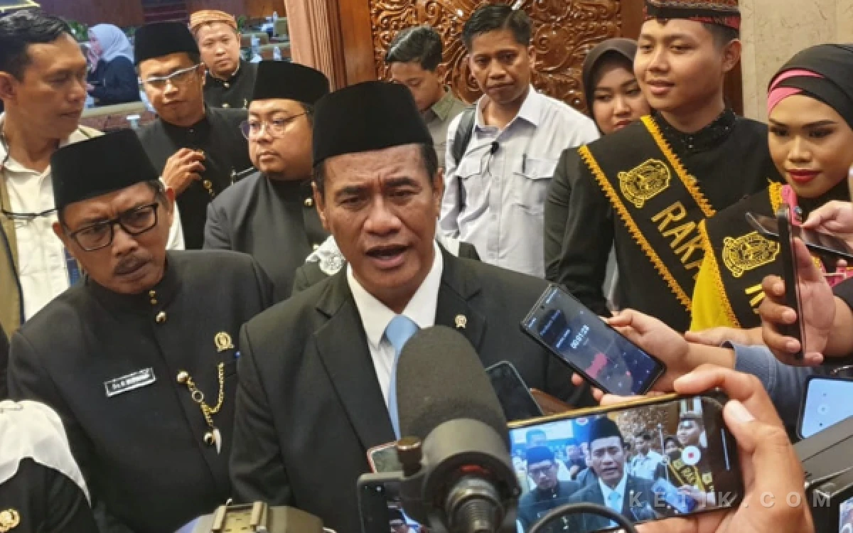 Thumbnail Berita - Mentan Amran Sulaiman Beri Bantuan Sektor Pertanian dan Peternakan Pemprov Jatim Senilai Rp3 Triliun