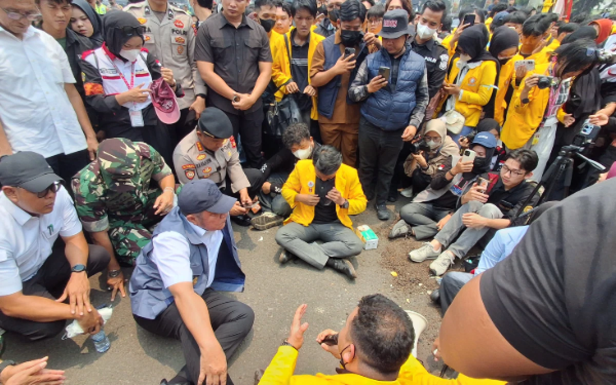 Thumbnail Berita - Ratusan Mahasiswa Desak Pemprov Sumsel Serius Tangani Karhutla, Herman Deru Minta Maaf
