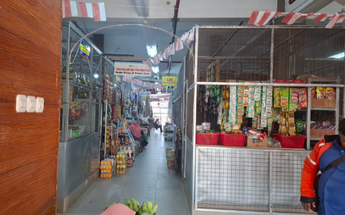 Foto Lorong area kios dan los di dalam Pasar Godean yang minim lalu lintas pengunjung. (Foto: Fajar R/Ketik.com)