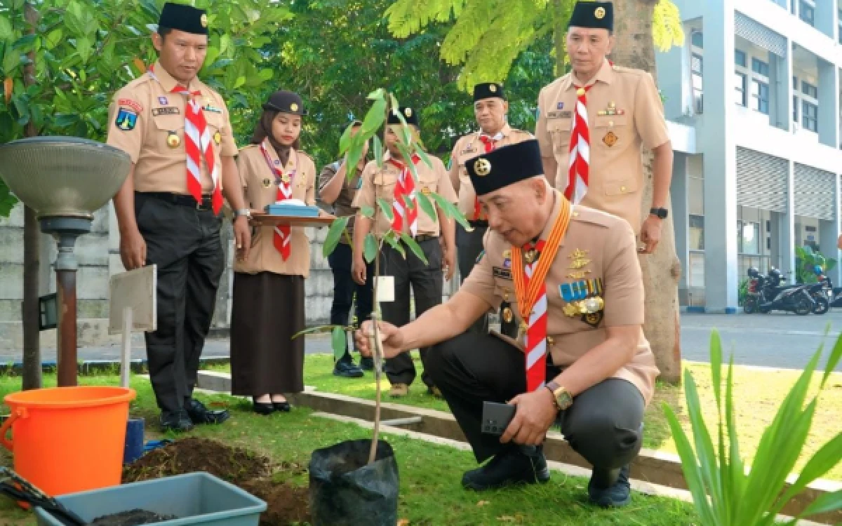 Thumbnail Berita - Tanam Pohon Durian di UNIPA, Kak Arum Sabil Ingin Sampaikan Pesan Mendalam untuk Peserta KMD