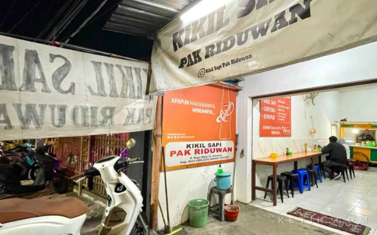 Foto Suasana Warung Kikil Sapi Pak Riduwan tampak sederhana dari luar, warung ini menjadi primadona kuliner bagi warga sekitar dan pelancong yang melintas.