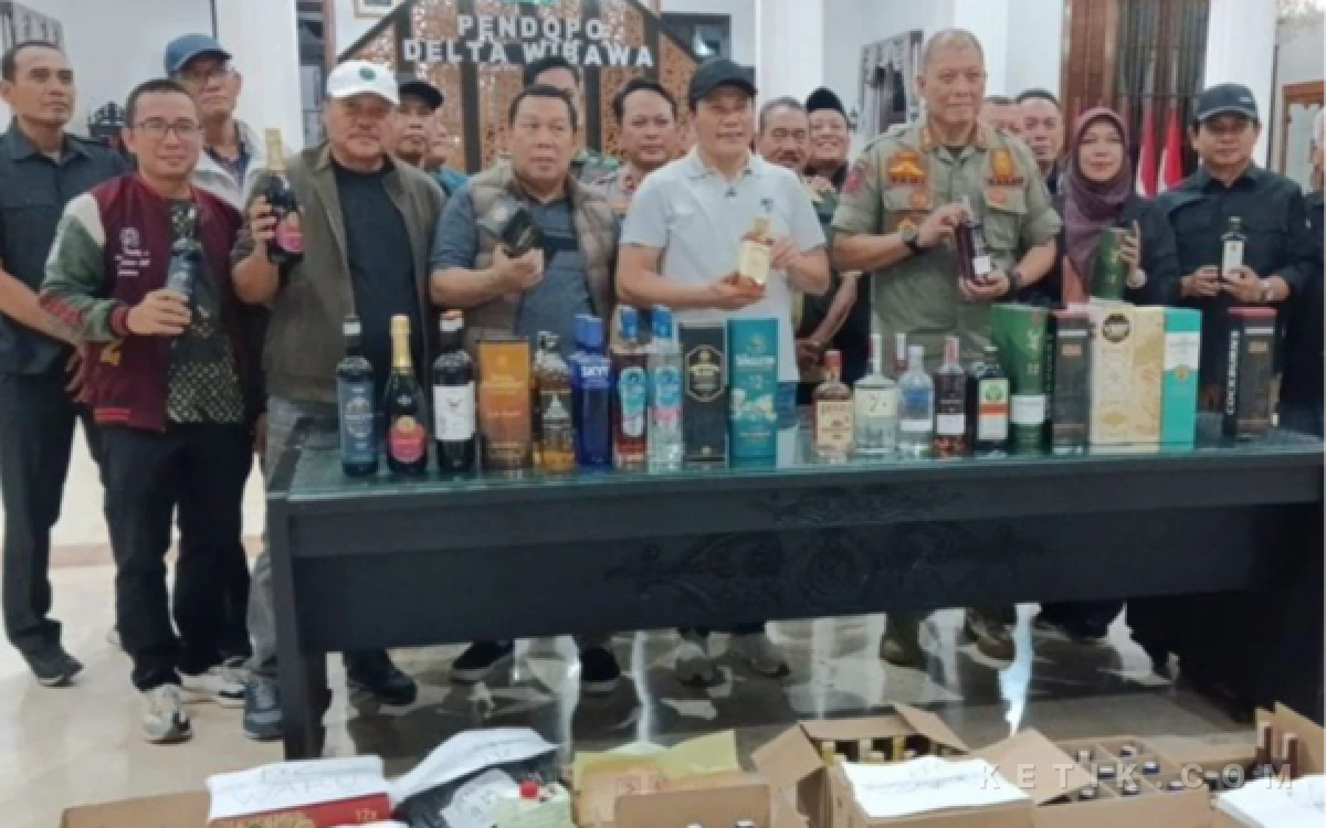 Thumbnail Berita - Bupati Subandi Pimpin Camat Razia, Panen 1.291 Botol Miras di Sidoarjo