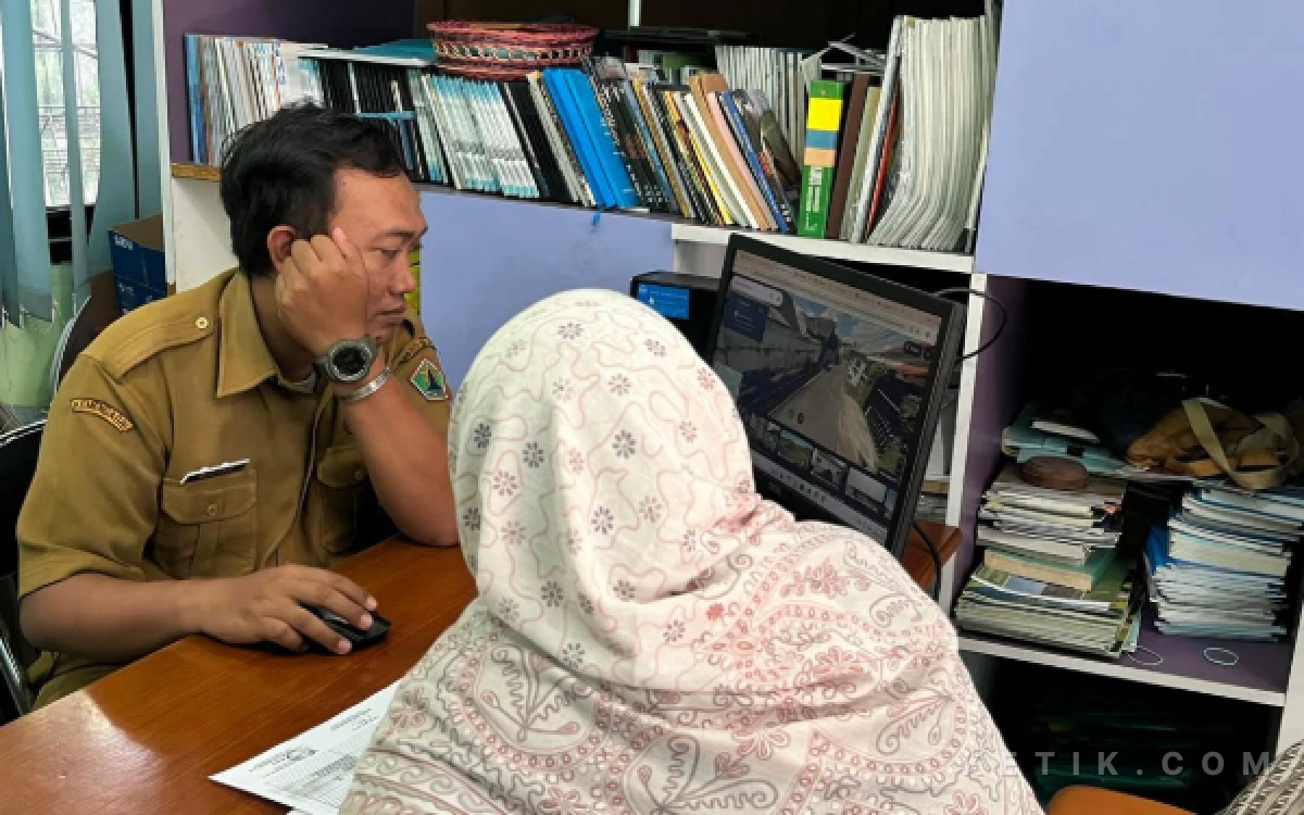 Thumbnail Berita - SPMB Kota Malang Memanas: Zonasi Bikin Ketar-ketir, Wali Murid Serbu Posko Pengaduan
