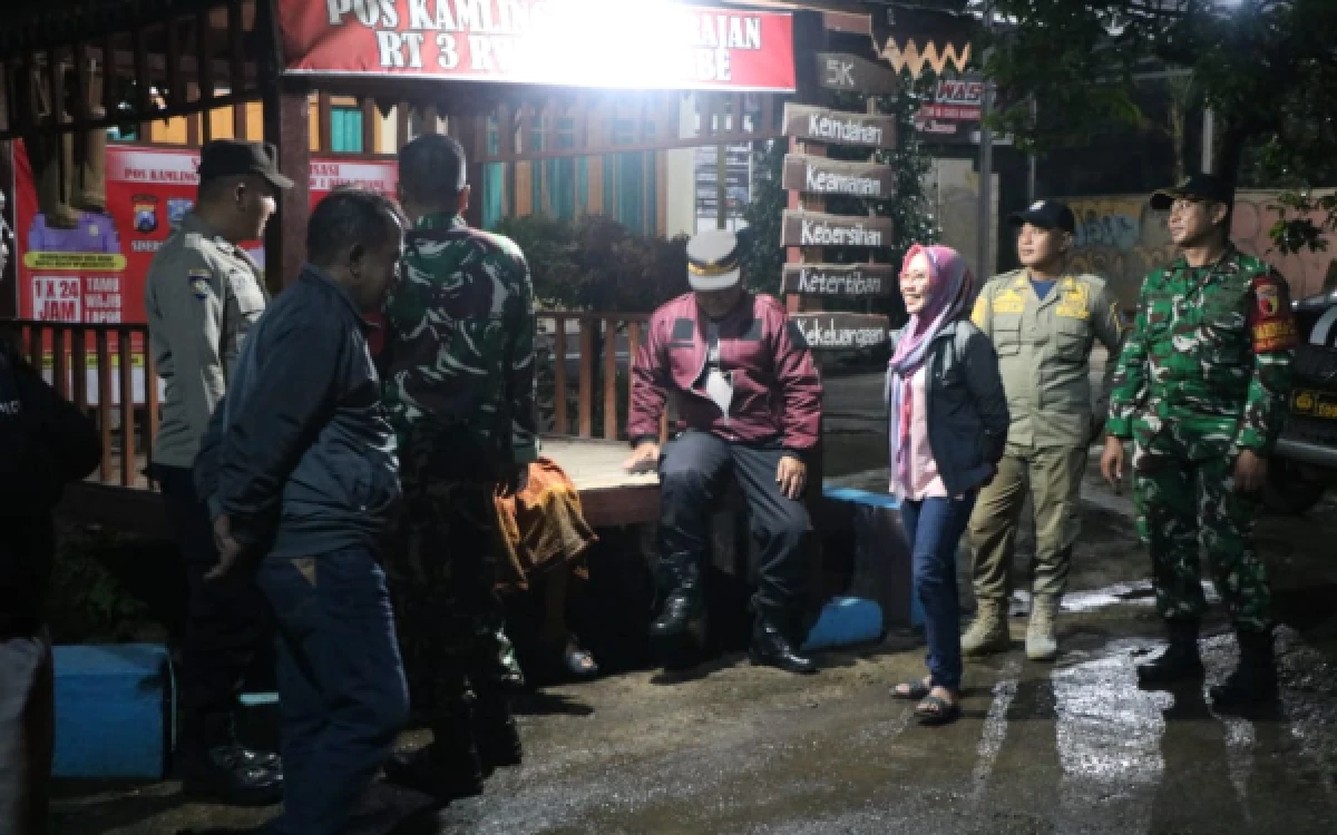 Thumbnail Berita - Babinsa Brabe Ajak Lima Unsur Instansi Patroli Kampung Jaga Keamanan TMMD ke-128 Kodim 0820 Probolinggo