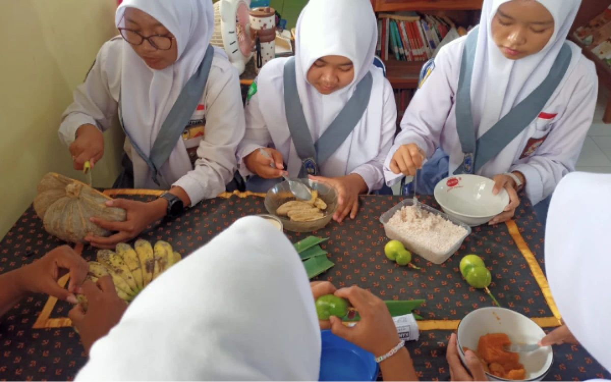 Foto Siswa SMAN 1  Kwadungan membuat DOMARTAPI (Dokumentasi pribadi Rubiati  untuk Ketik.com)
