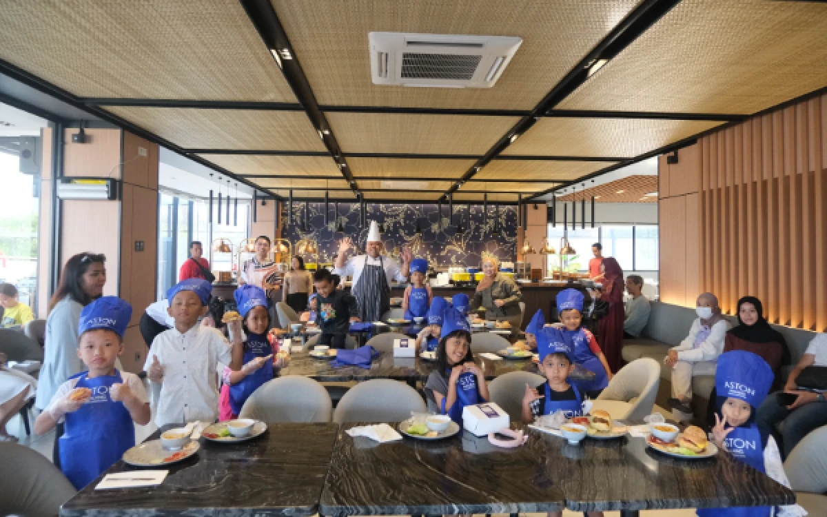Foto Kegiatan Burger & Splash Kids Cooking Class edisi kedua berlangsung menyenangkan di Aston Malang Hotel & Conference Center. (Foto: Aston Malang Hotel Conference Center for Ketik.com)