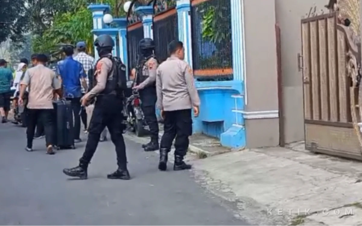 Foto Petugas Kepolisian melakukan pengawalan dan pengamanan saat penggeledahan di kediaman GHA di Desa Moga, Kecamatan Moga, Kabupaten Pemalang (Foto: Iwan/ketik.com)