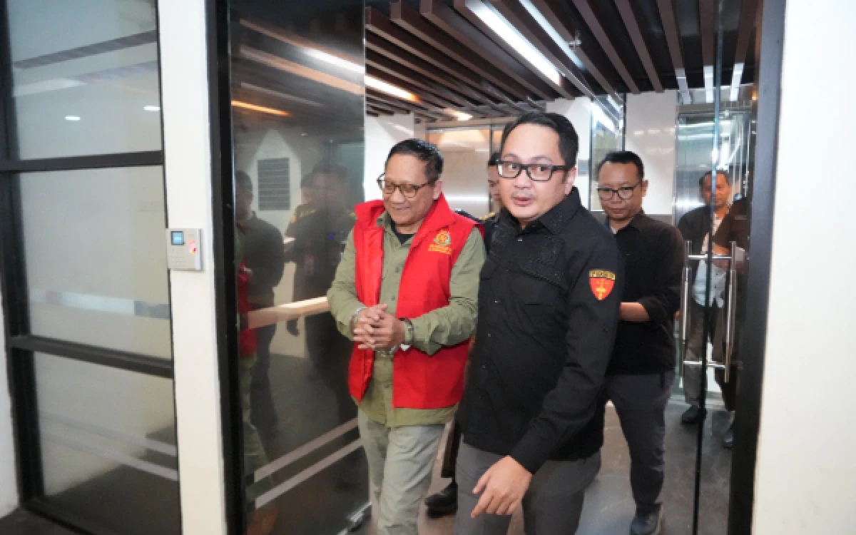 Thumbnail Berita - Kejati Jatim Tetapkan Mantan Dirut KBS sebagai Tersangka Kasus Dugaan Korupsi Pengelolaan Keuangan