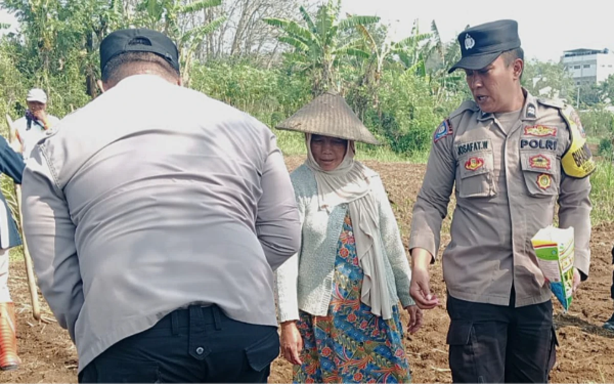 Thumbnail Berita - Turun Ke Sawah, Bhabinkamtibmas Lowokwaru Motivasi Petani Merjosari Lewat Budidaya Jagung