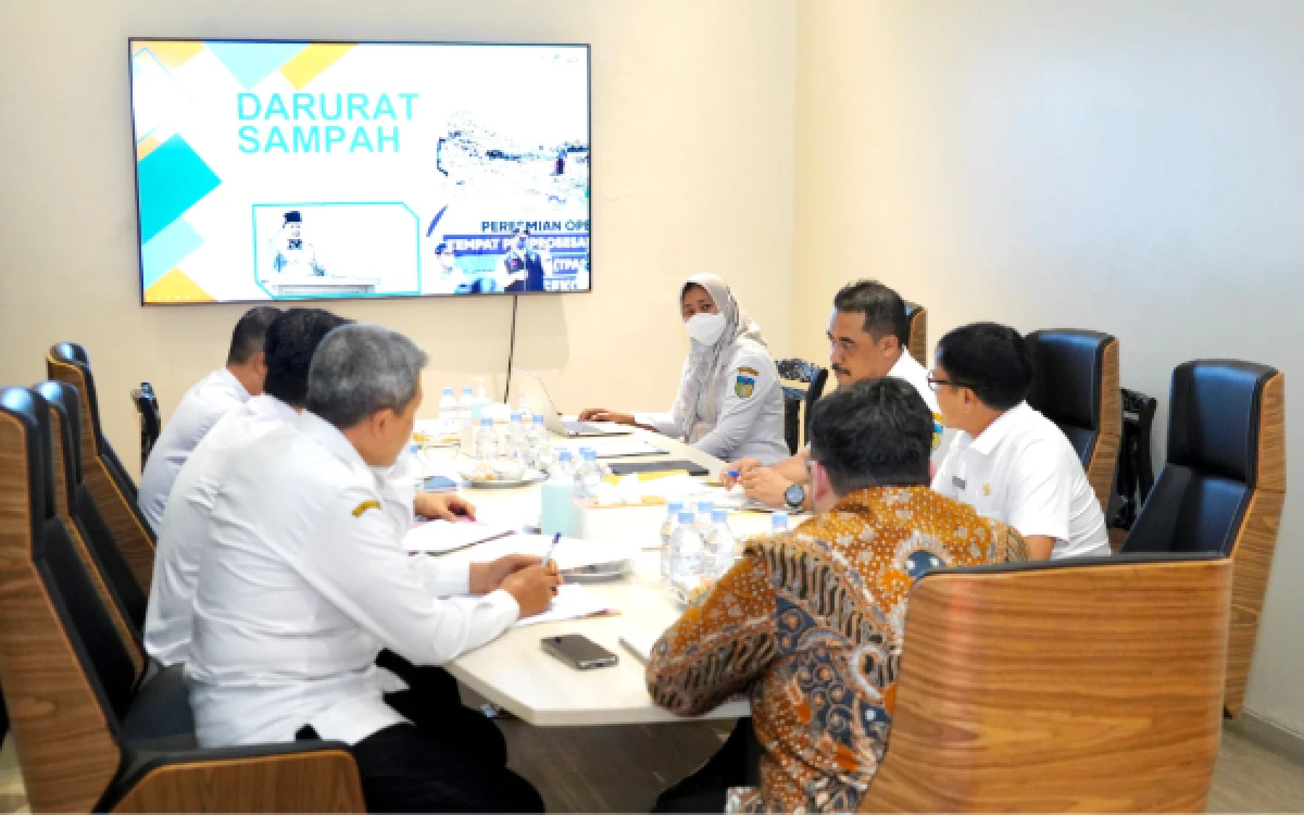 Thumbnail Berita - TPA Sekoto Terancam Overload pada 2027, Mas Dhito Usulkan 2 TPST Baru di Kediri