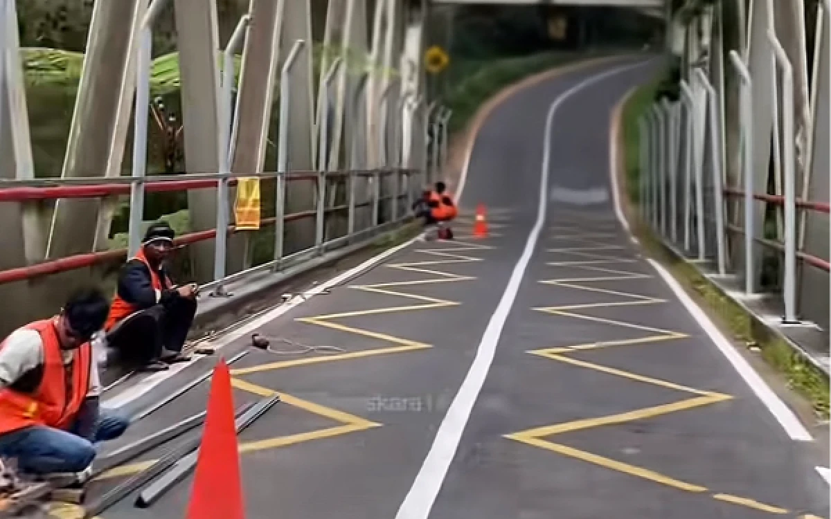 Thumbnail Berita - Usai Jadi Sorotan, Jembatan Kembar Cangar Mulai Dipasangi Pagar Pengaman