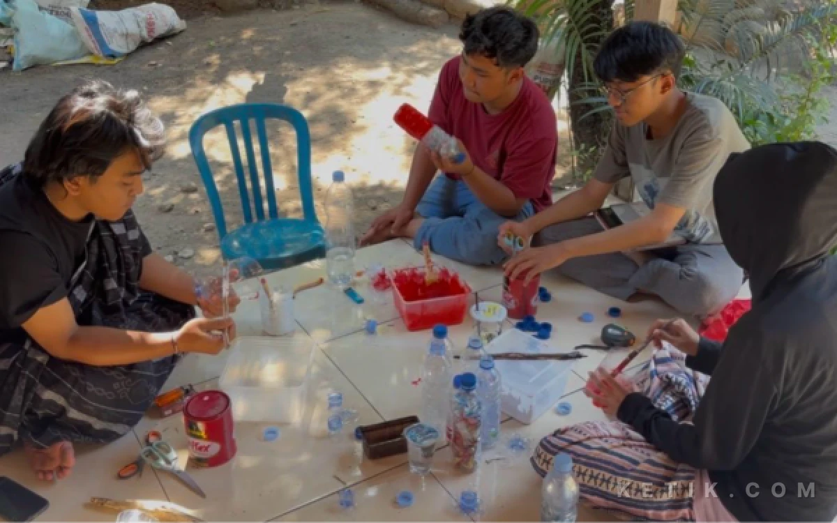 Foto Proses mahasiswa dalam pengecatan botol ecobrick pada Sabtu, 11 Juli 2026 (Foto: Ilma Nurlaila/Ketik.com)
