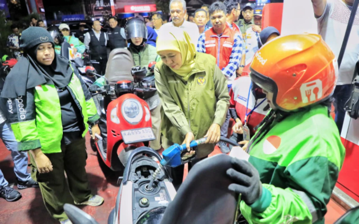 Thumbnail Berita - Bagikan BBM Gratis ke Ojol Malang, Gubernur Khofifah Pastikan Stok Jatim Aman