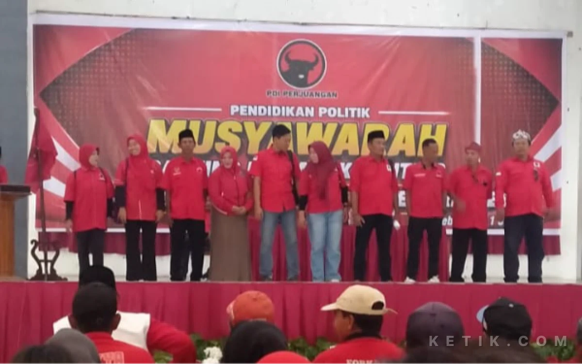 Thumbnail Berita - Panaskan Mesin Hadapi Pemilu 2029, PDIP Brebes Lantik Pengurus Baru di Dua PAC