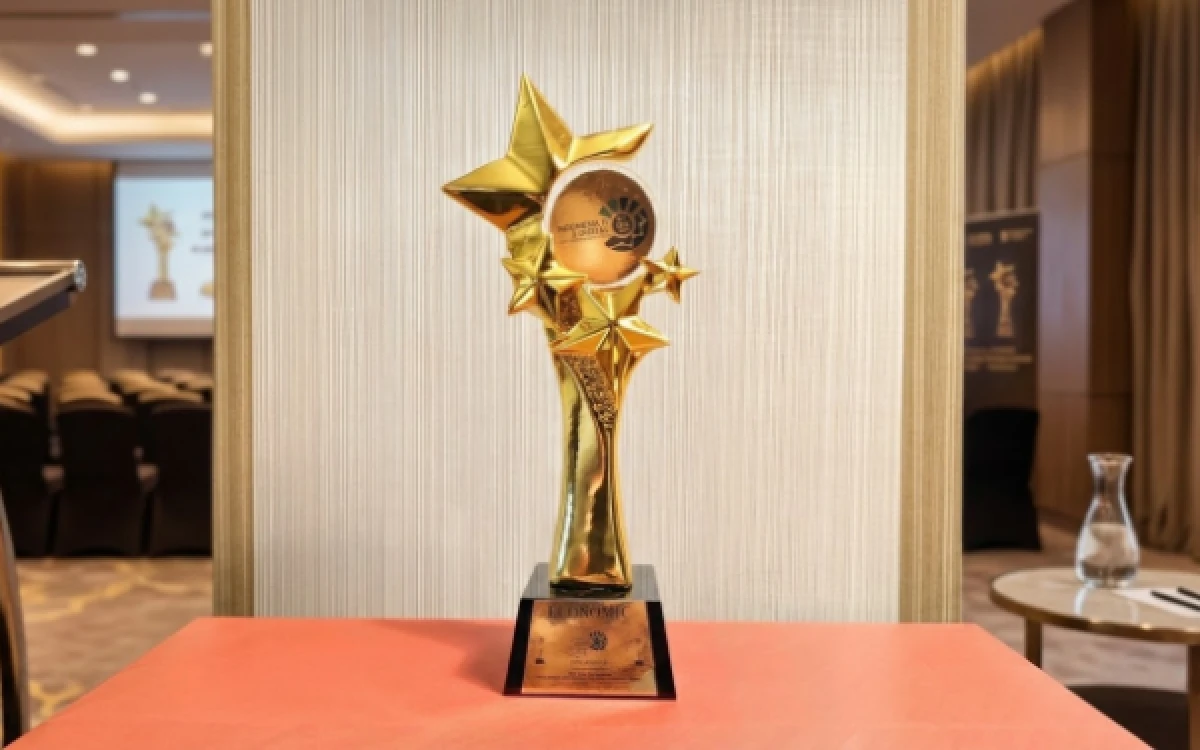 Foto Trophy Platinum Award IITA 2026 yang berhasil diraih PT BPR Bank Sleman (Perseroda). (Foto: Bank Sleman)