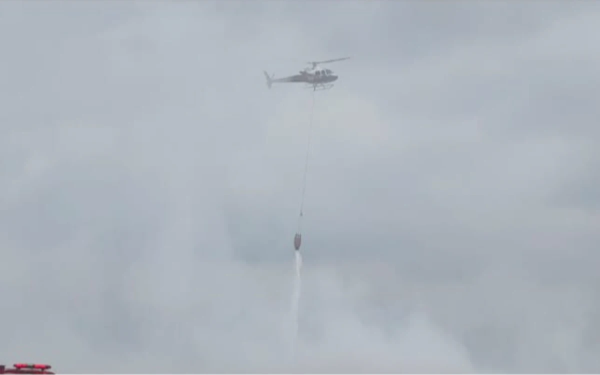 Foto Helikopter water bombing dikerahkan untuk membantu pemadaman kebakaran TPA Supit Urang Kota Malang, Minggu, 25 Oktober 2026 (Foto : Kukuh/Ketik)