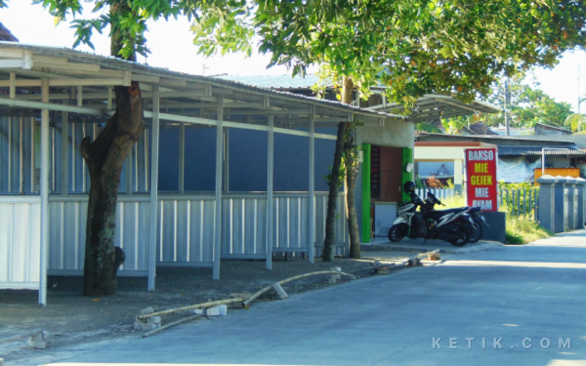 Thumbnail Berita - Betonisasi Jalan Tumbuhkan Ekonomi Masyarakat, Bupati Subandi Teruskan Program Pembetonan