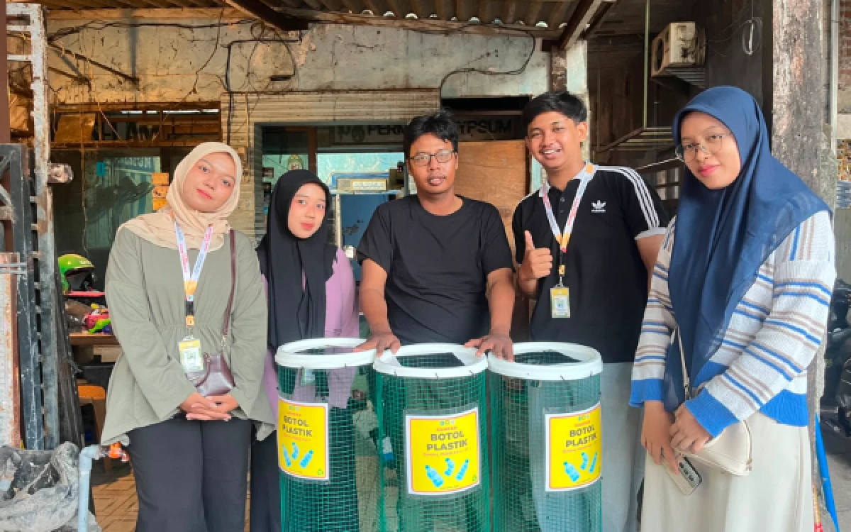 Thumbnail Berita - Dukung Program Kampung Pancasila, Mahasiswa KKN UINSA Sediakan Keranjang Sampah Botol Plastik di Bendul Merisi RW 03