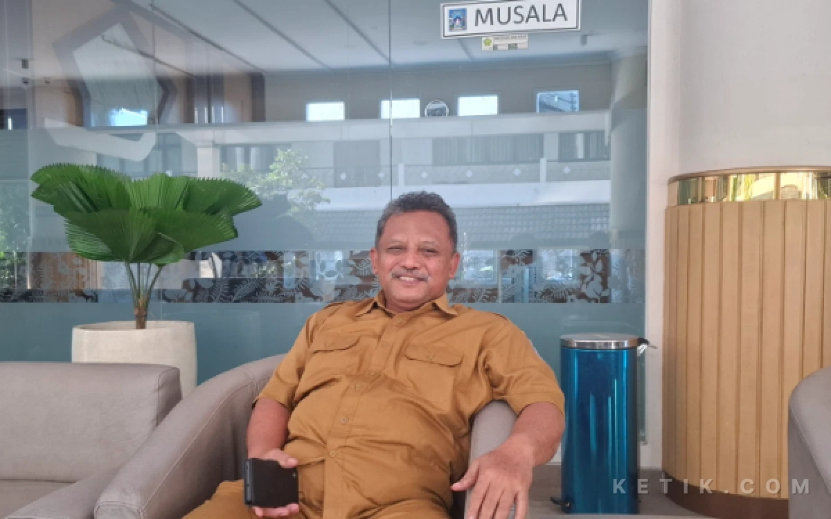 Foto Asisten Perekonomian dan Pembangunan Setda Sleman, Makwan mengajak masyarakat untuk memanfaatkan air hujan.Ia menegaskan bahwa air hujan olahan aman dan layak dikonsumsi. Terlebih Sri Sultan HB X telah mencicipinya langsung. ( Foto: Fajar R/Ketik.com)