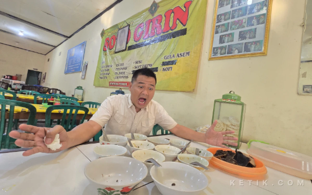 Foto Pengunjung yang ketagihan dengan rasa otentik Soto Girin Sragen. (Foto: Dok. Ketik.com)