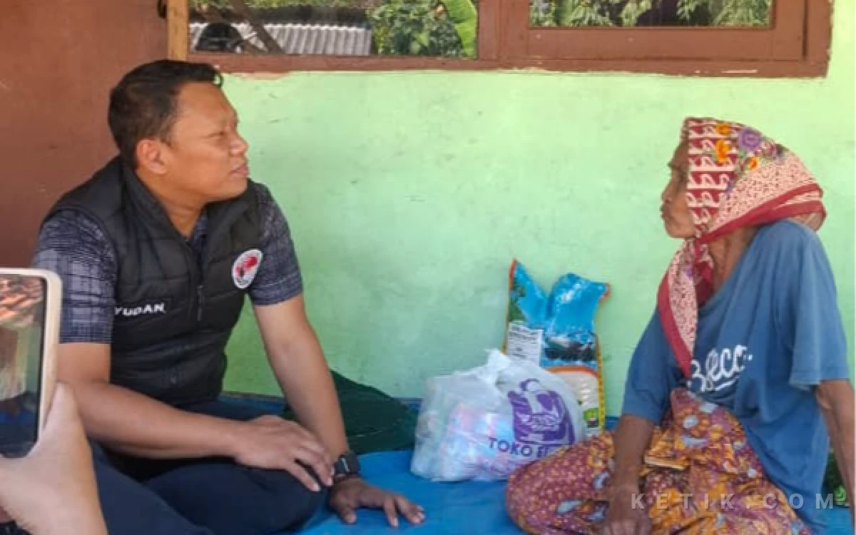 Thumbnail Berita - Hadir Lebih Dekat dengan Masyarakat, Satresnarkoba Polres Sampang Gelar Aksi Kemanusiaan