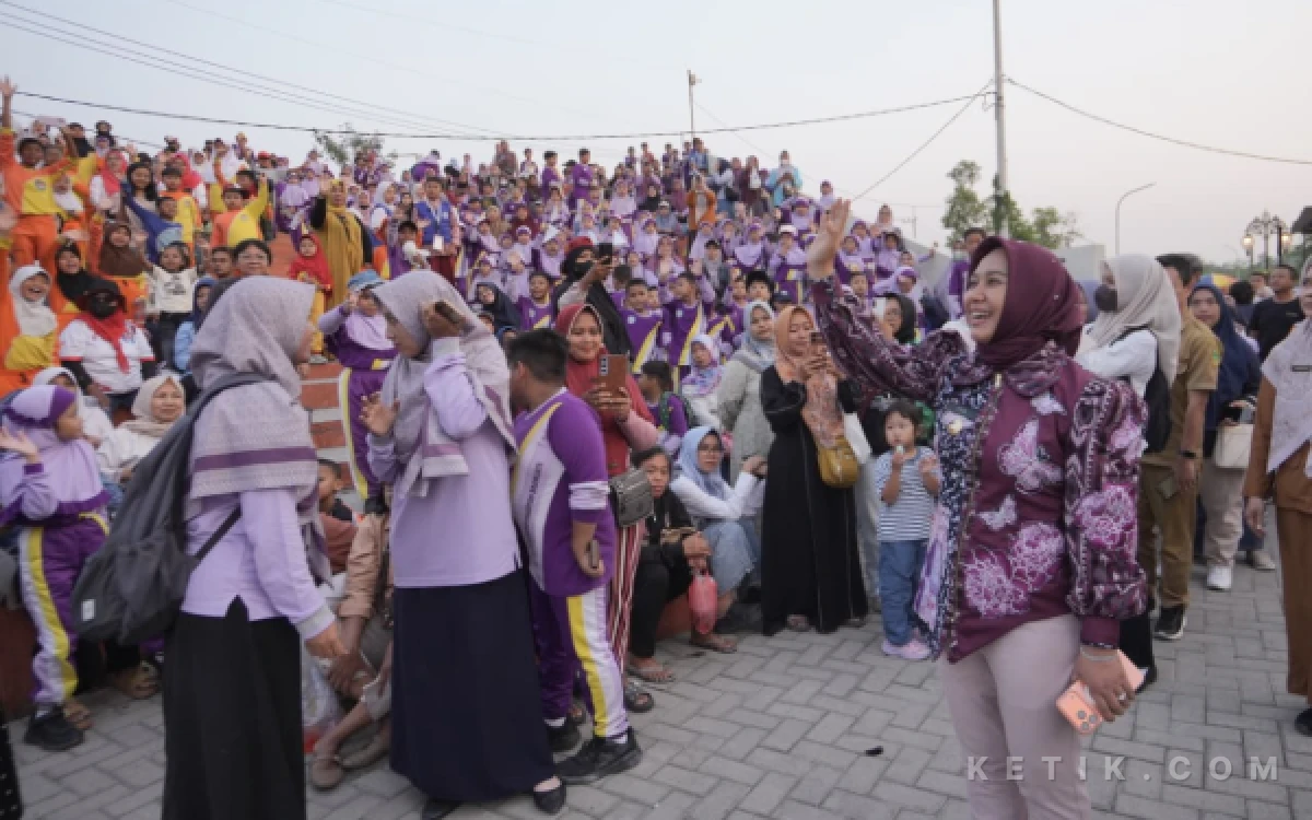 Foto Ning Ita wali kota mojokerto  menyapa ratusan siswa sekolah di acara  One School One Event di TBM Majapahit Kota Mojokerto (foto : humas pemkot mojokerto/ ketik.com)