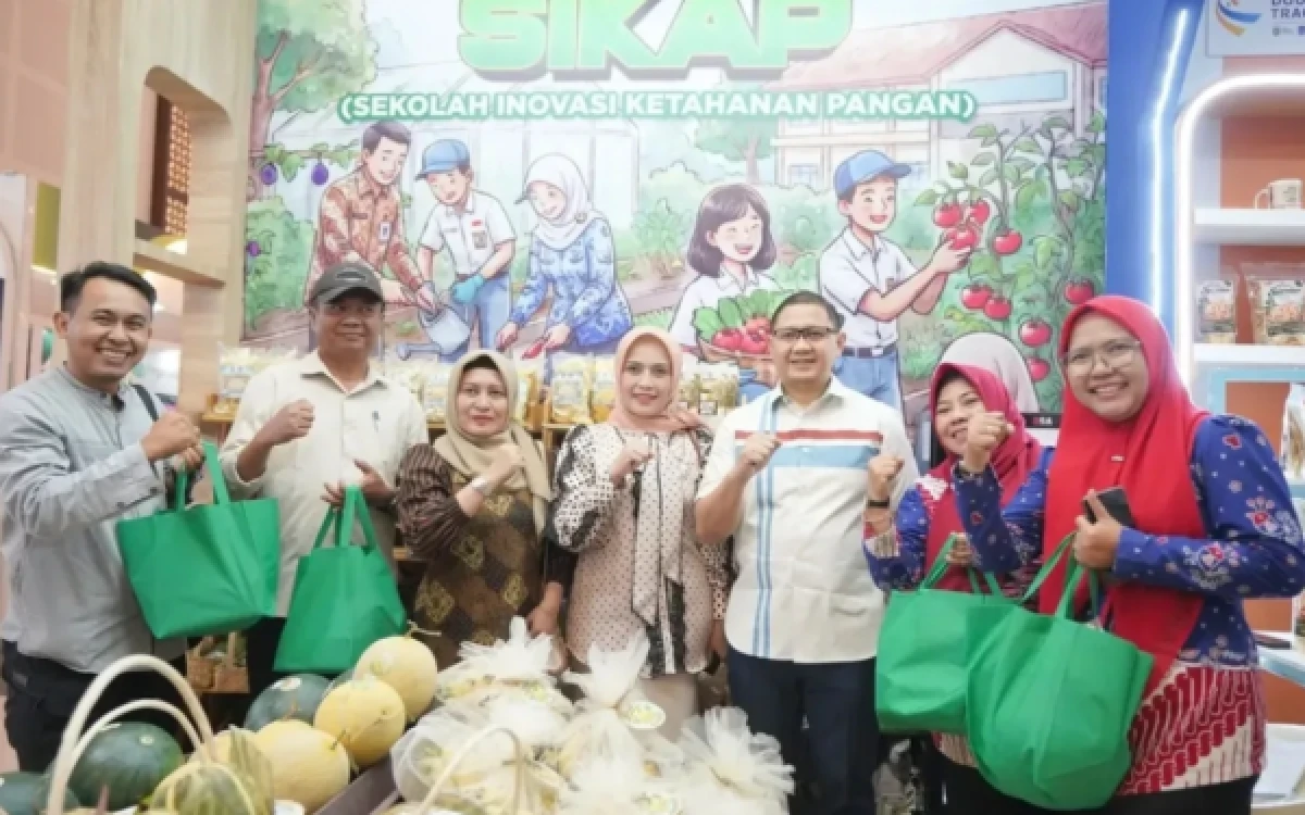 Thumbnail Berita - Borong Produk Inovasi, Kadindik Aries Agung Apresiasi Karya Dindik Jatim di Jatim Fest 2026