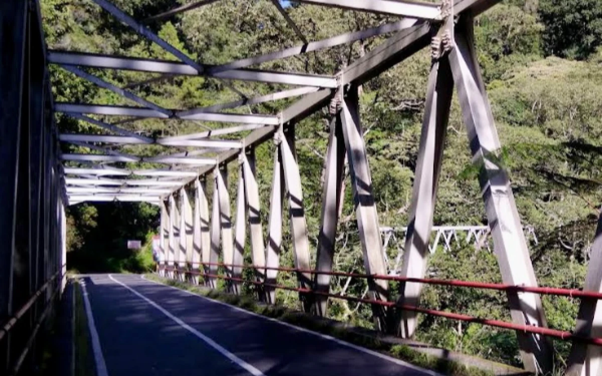 Thumbnail Berita - Berada di Tengah Hutan, Pemasangan CCTV di Jembatan Kembar Cangar Terkendala Sinyal